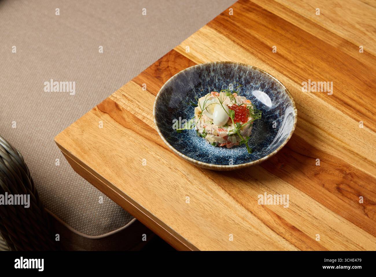 Ein wunderschön angeordnetes Gourmetgericht auf einem rustikalen Holztisch zeigt köstliche kulinarische Kunst Stockfoto