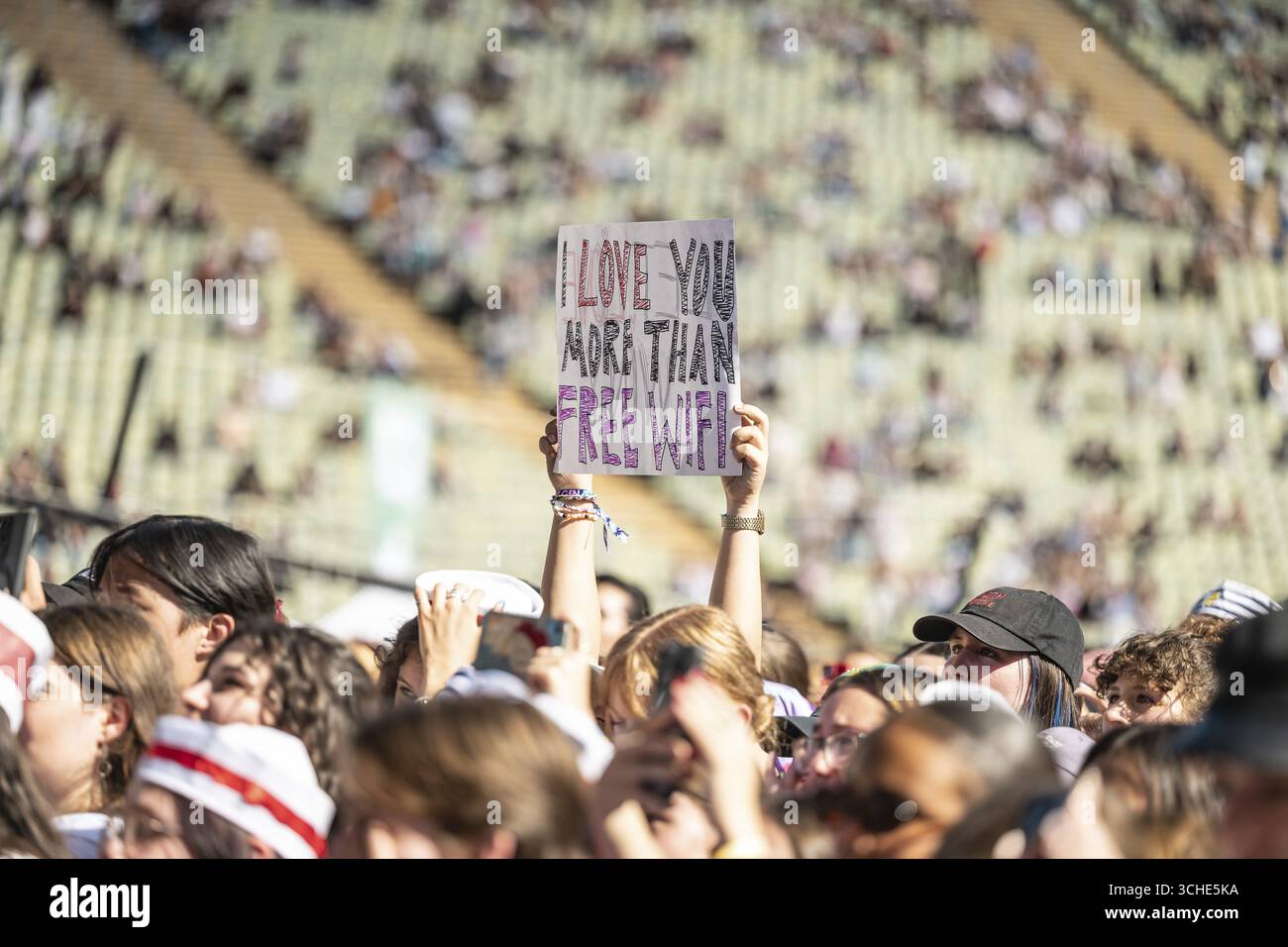Ein Festivalbesucher hält ein Schild I Love You More than Free WiFi, Tag 2 im Olympiapark, München, 31/08/2025 Stockfoto