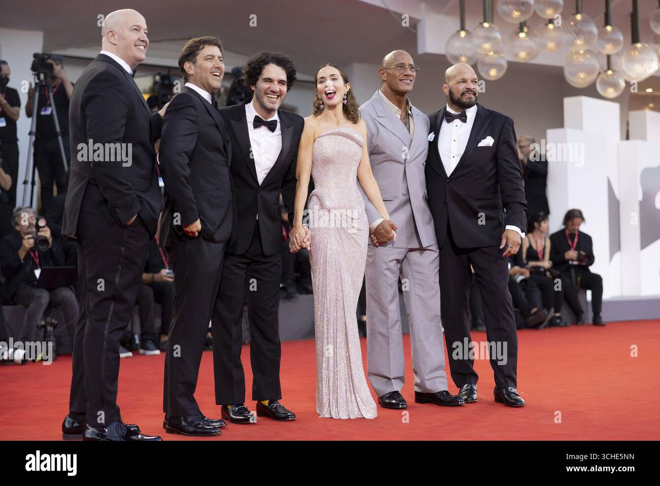 Venedig, Italien - 1. September 2025: Andrea Romeo, Mark Kerr, Dwayne Johnson, Emily Blunt, Benny Safdie, David Koplan und Hiram Garcia während des Roten Autos Stockfoto