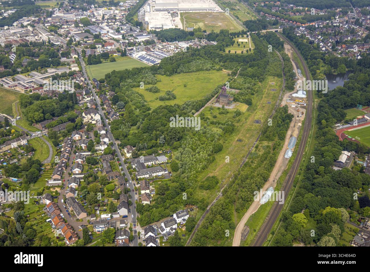 Luftansicht, Baustelle mit historischem Pithadenrahmen der Zeche Sterkrade, Baustelle Schwarze Heide, Oberhausen, Ruhrgebiet, Nordrhein-Westfalen Stockfoto