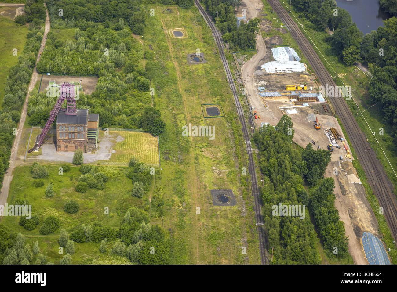 Luftansicht, Baustelle mit historischem Pithadenrahmen der Zeche Sterkrade, Baustelle Schwarze Heide, Oberhausen, Ruhrgebiet, Nordrhein-Westfalen Stockfoto