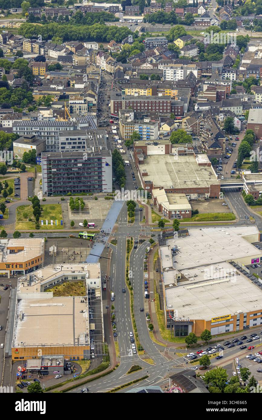 Luftansicht, Einkaufszentrum Bahnhofstraße Sterkrader Tor mit Parkplatz und technischem Rathaus, Sterkrade Mitte, Oberhausen, Ruhrgebiet, Nordrhein- Stockfoto