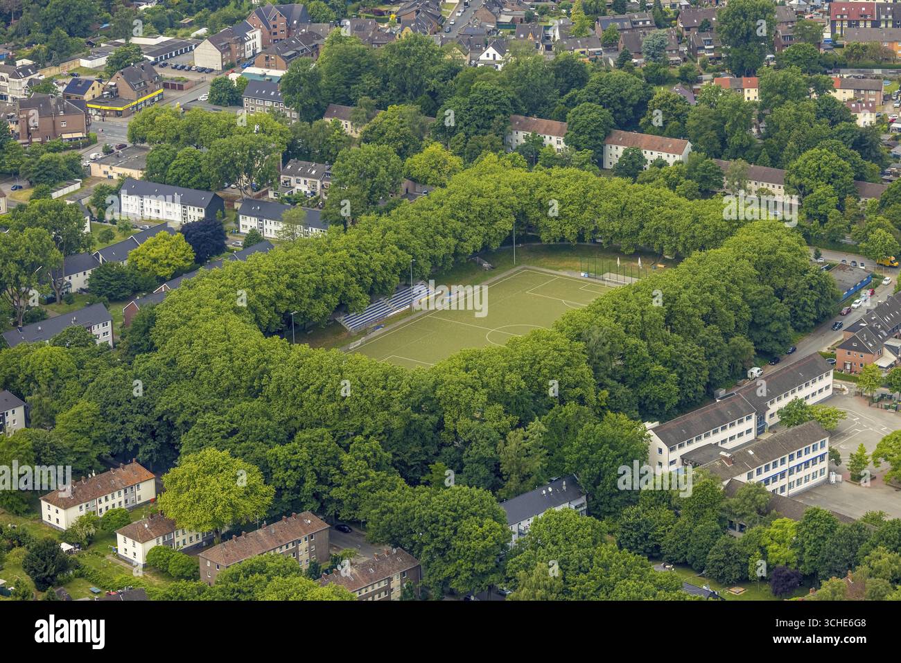 Aus der Vogelperspektive, Fußballstadion am Dicken Stein, Sportplatz mit Baumgrenze, Fußballverein Sterkrade 06/07, Tackenberg, Oberhausen, Ruhrgebiet, Norden Stockfoto