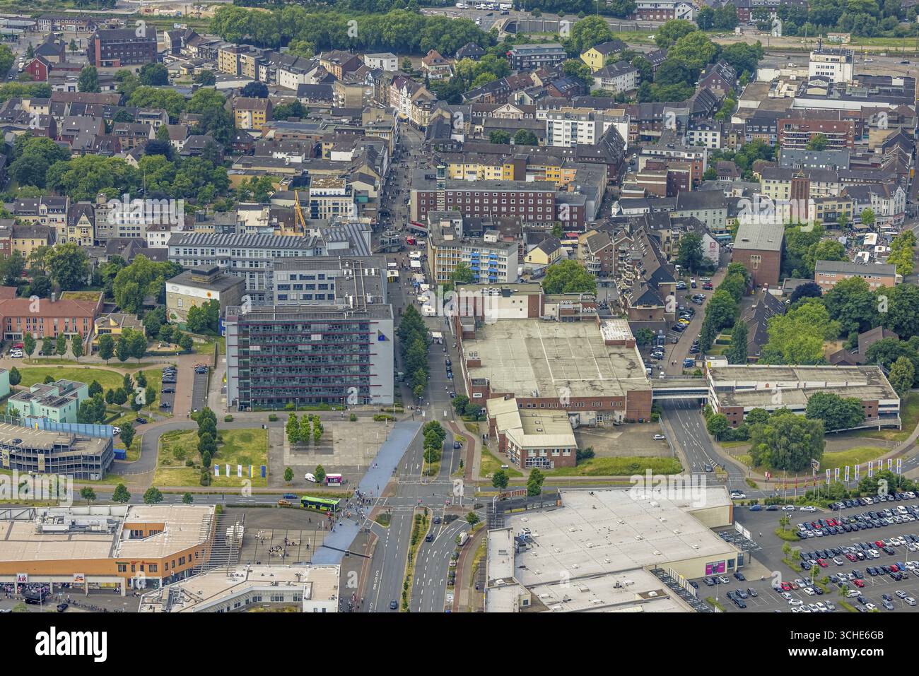 Luftansicht, Einkaufszentrum Bahnhofstraße Sterkrader Tor mit Parkplatz und technischem Rathaus, Sterkrade Mitte, Oberhausen, Ruhrgebiet, Nordrhein- Stockfoto