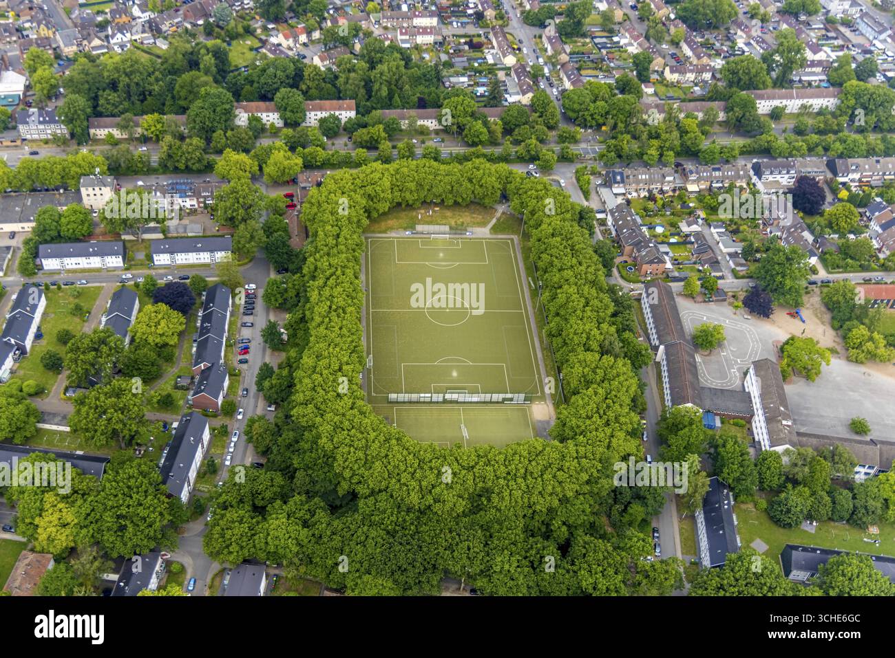 Aus der Vogelperspektive, Fußballstadion am Dicken Stein, Sportplatz mit Baumgrenze, Fußballverein Sterkrade 06/07, Tackenberg, Oberhausen, Ruhrgebiet, Norden Stockfoto