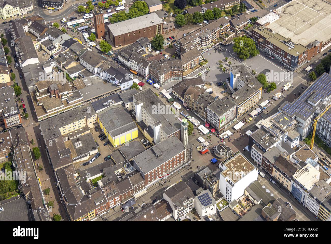 Luftaufnahme, Stadtzentrum mit Bahnhofstrasse und Bergbaubrunnen, Marktstände, Sterkrade Mitte, Oberhausen, Ruhrgebiet, Nordrhein-Westfalen, Germa Stockfoto
