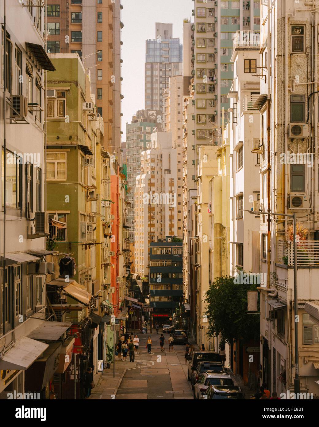 Blick auf die Straße des Central District Hongkong mit dichten Türmen und Blick auf Sheung Wan Stockfoto