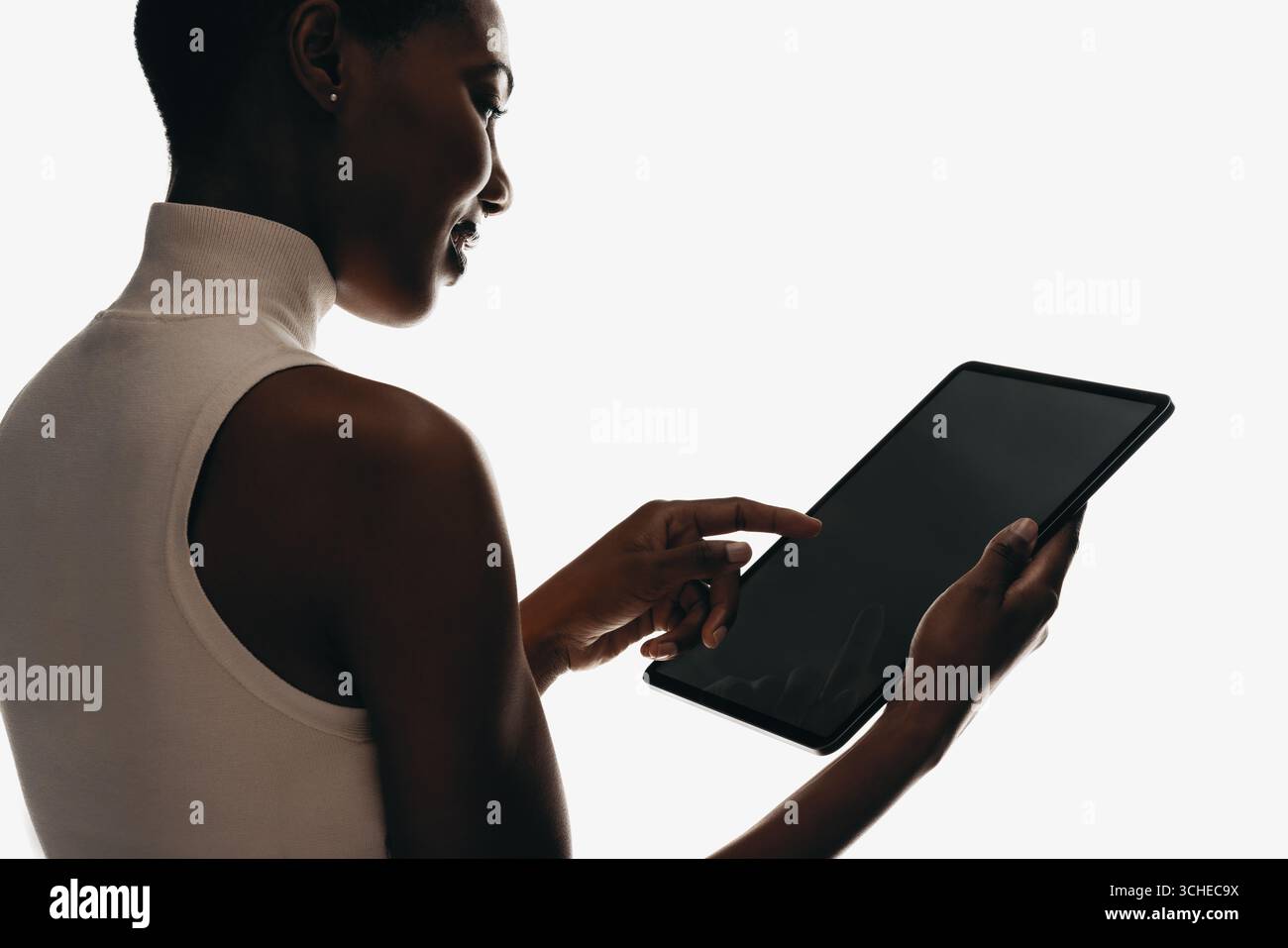 Eine Person interagiert mit einem digitalen Tablet und zeigt die Nutzung von Technologie und menschliche Interaktion. Stockfoto