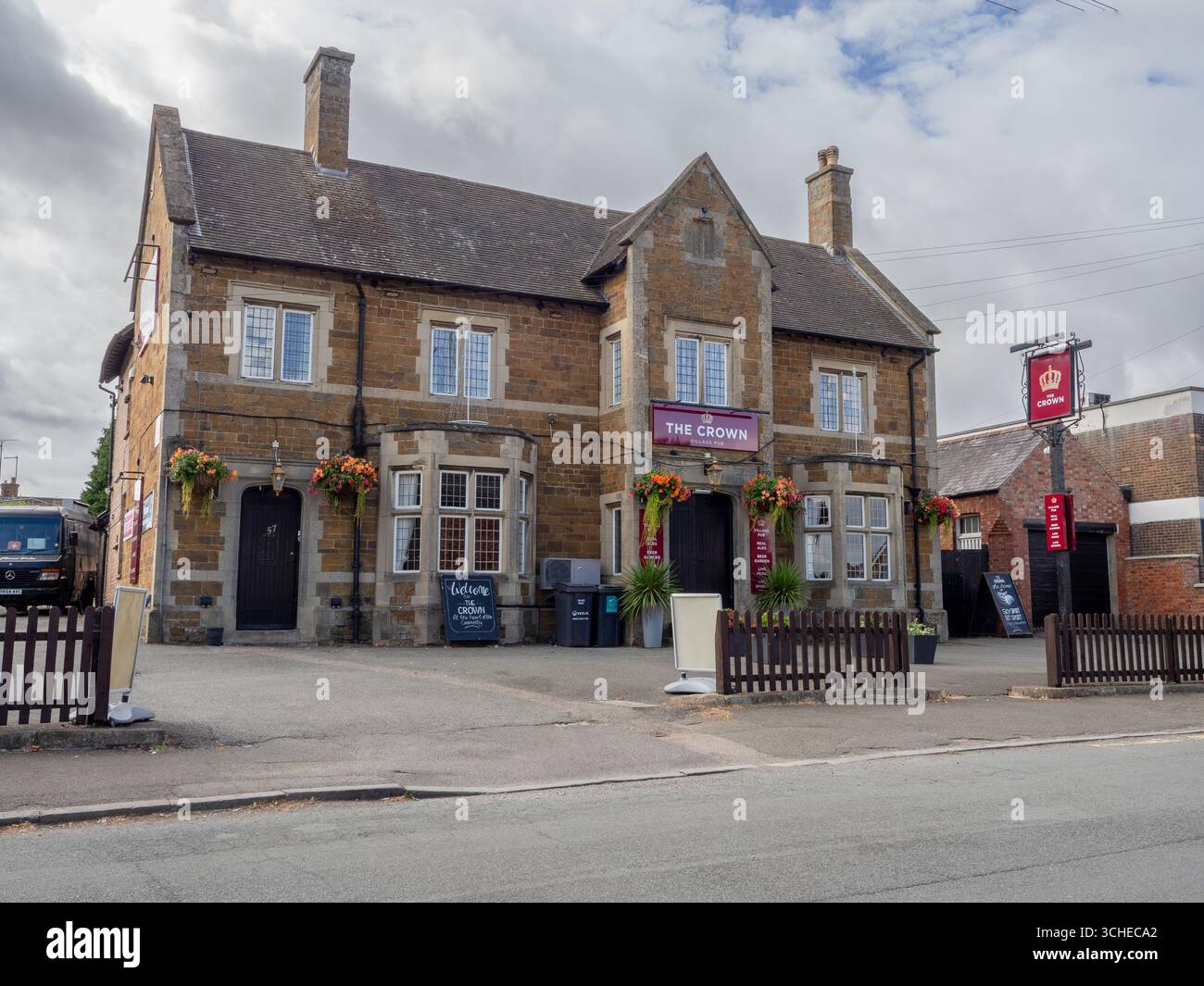 The Crown Pub, Hardingstone Village, Northampton, Großbritannien Stockfoto