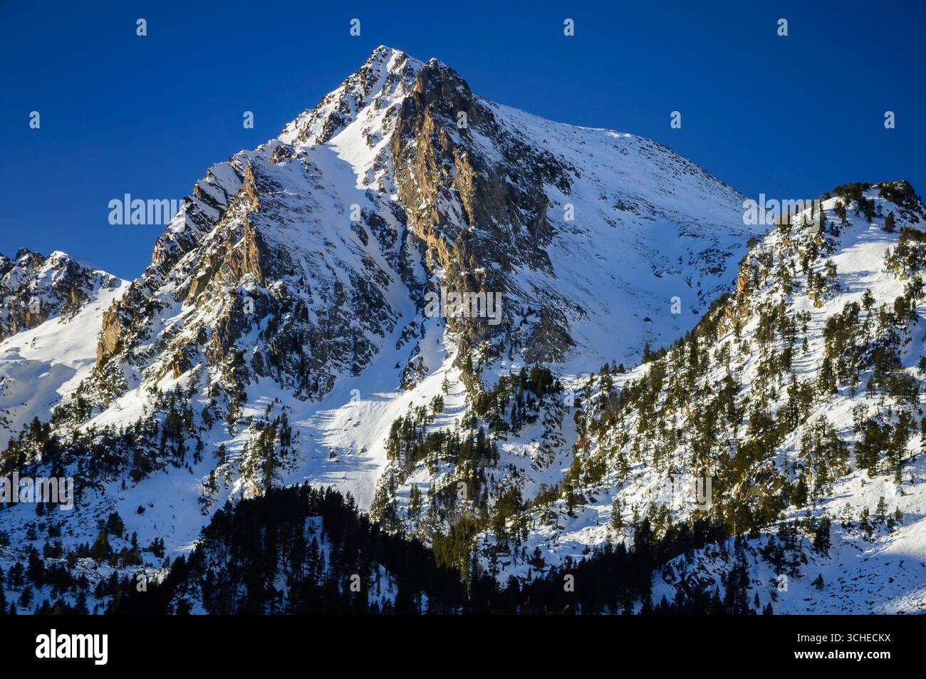 Agulla del Portarró Nadel, im Winter (Aigüestortes und Estany St Maurici Nationalpark, Katalonien, Spanien, Pyrenäen) Stockfoto