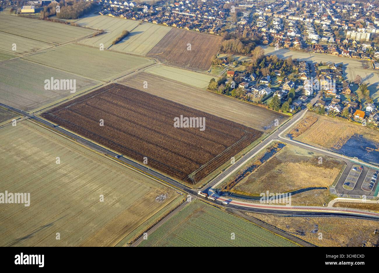 Luftaufnahme, Suedfeldweg Anschluss zum Bahnhof Westtuennen, Wiesen und Felder mit rechteckigem Muster, Stadtteil Rhynern, eventuell gebaut Stockfoto