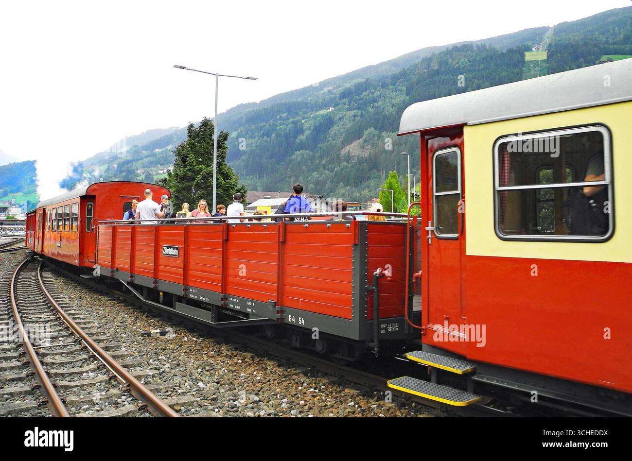 Gemischte Wagenfolge auch mit offenen Wagen unterwegs am Dampfzug *** Mischwagenzug auch mit offenen Wagen auf der Dampfbahn Stockfoto