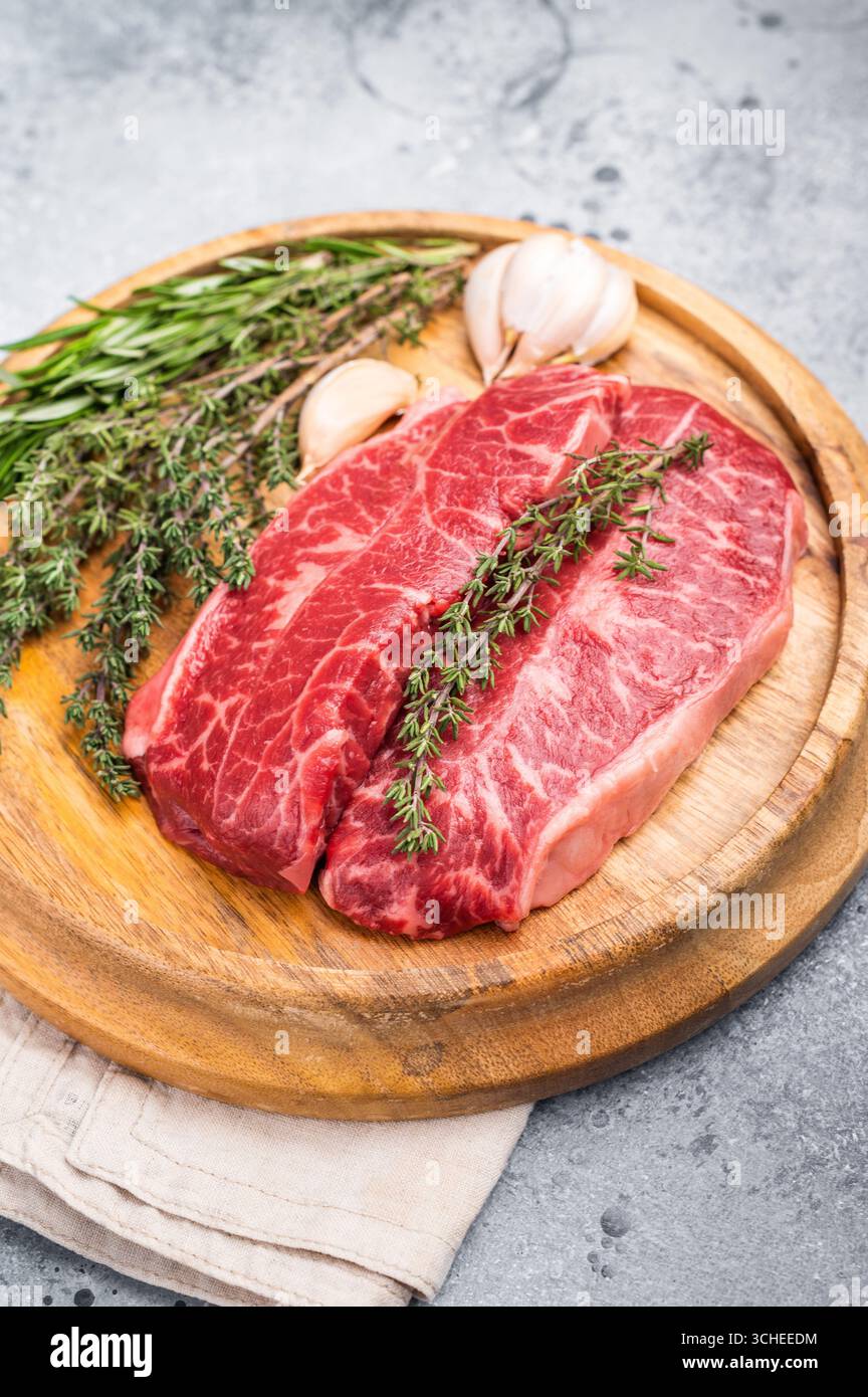 Rohes Rindfleisch, marmoriertes Steak, Australian Oyster Top Blade Steak. Grauer Hintergrund. Draufsicht. Stockfoto