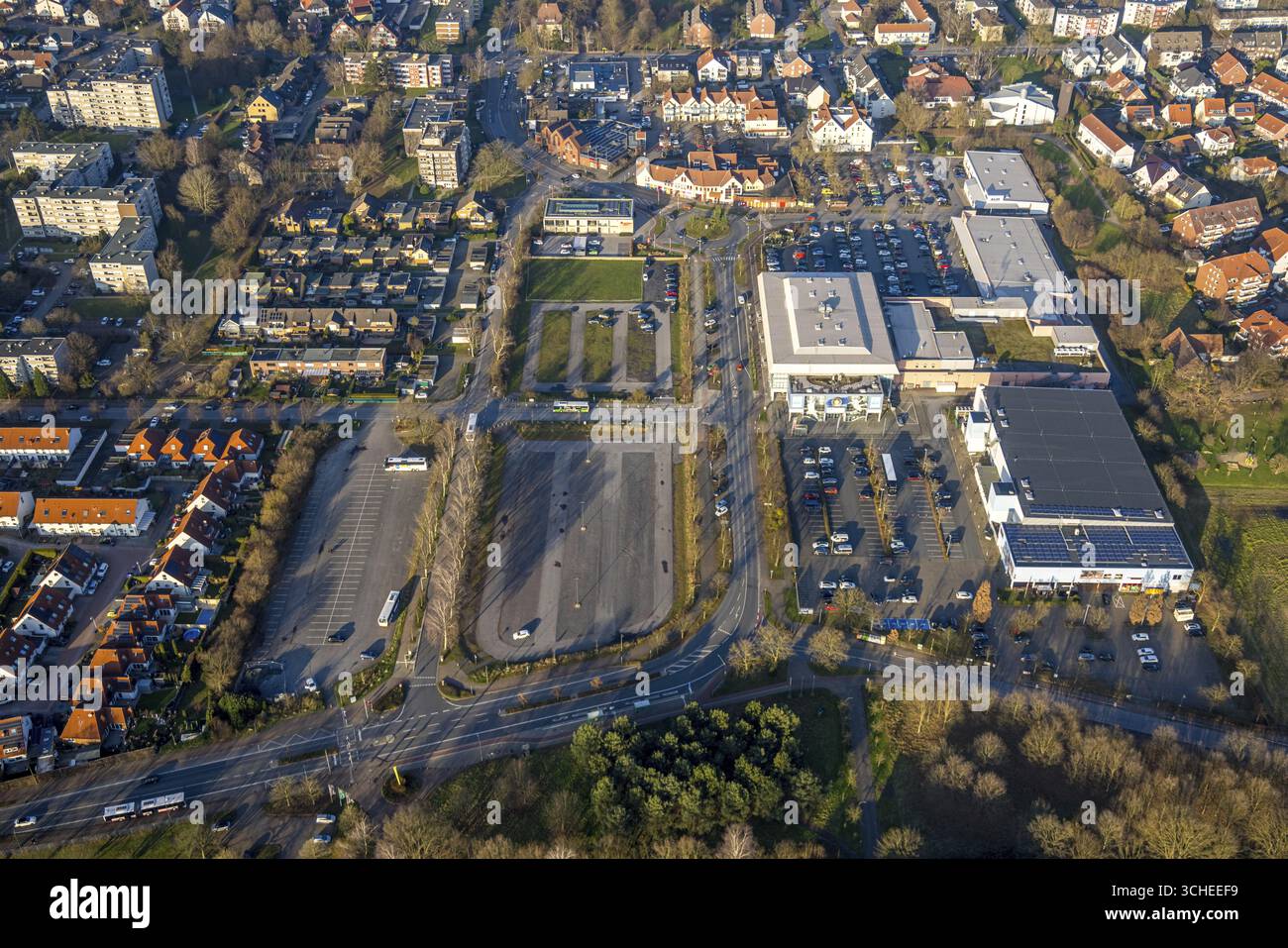Blick aus der Vogelperspektive, Westpress Arena und Helinet Eisporthalle des Eishockeyclubs Hammer Eisbaeren, Aldi, Edeka und Lidl Supermarkt Shopping Cent Stockfoto