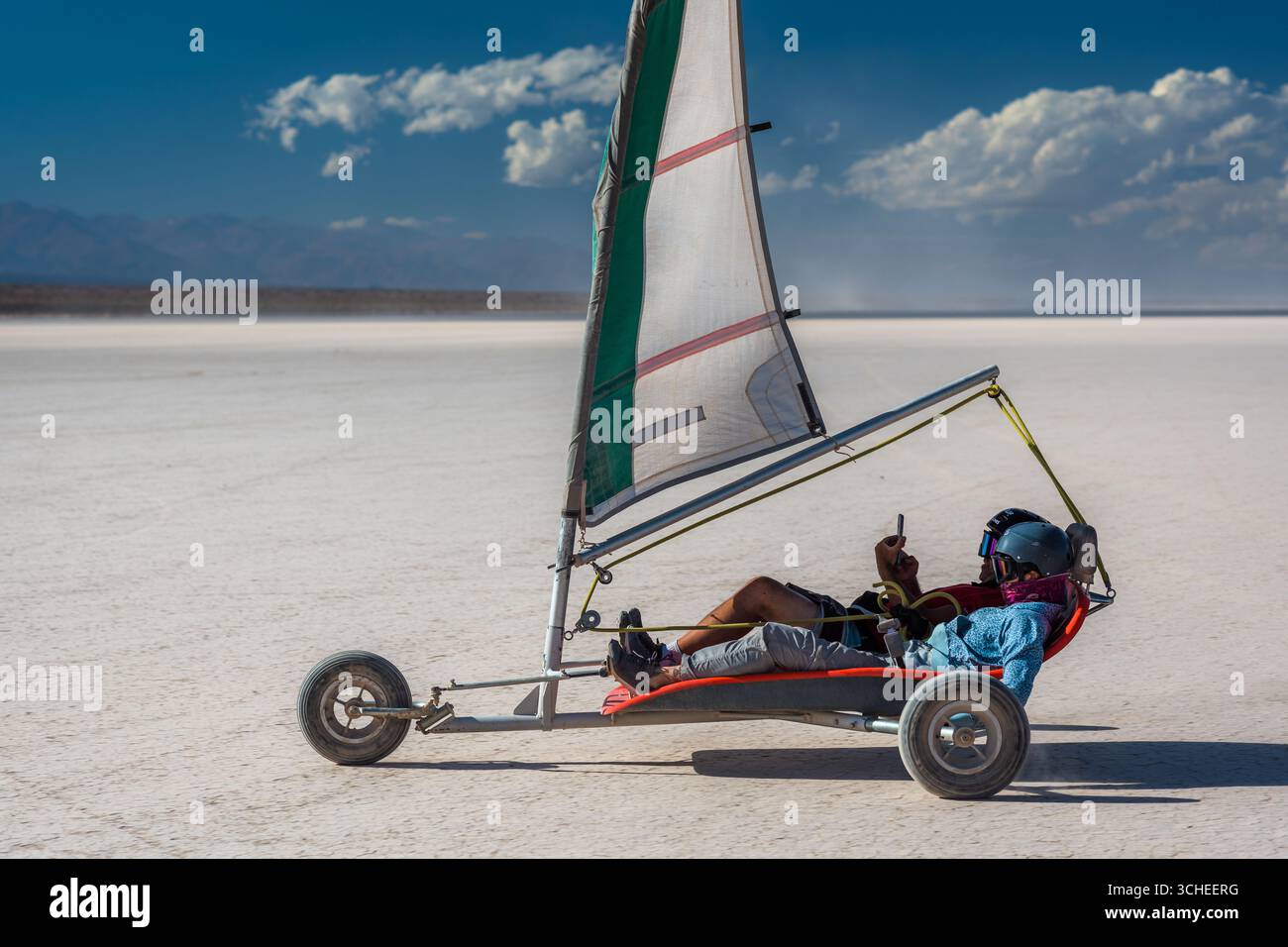Ein argentinischer Pilot navigiert auf einer Landyacht mit einem Passagier über das trockene Seebett von Barreal Blanco in der argentinischen Provinz San Juan. Stockfoto