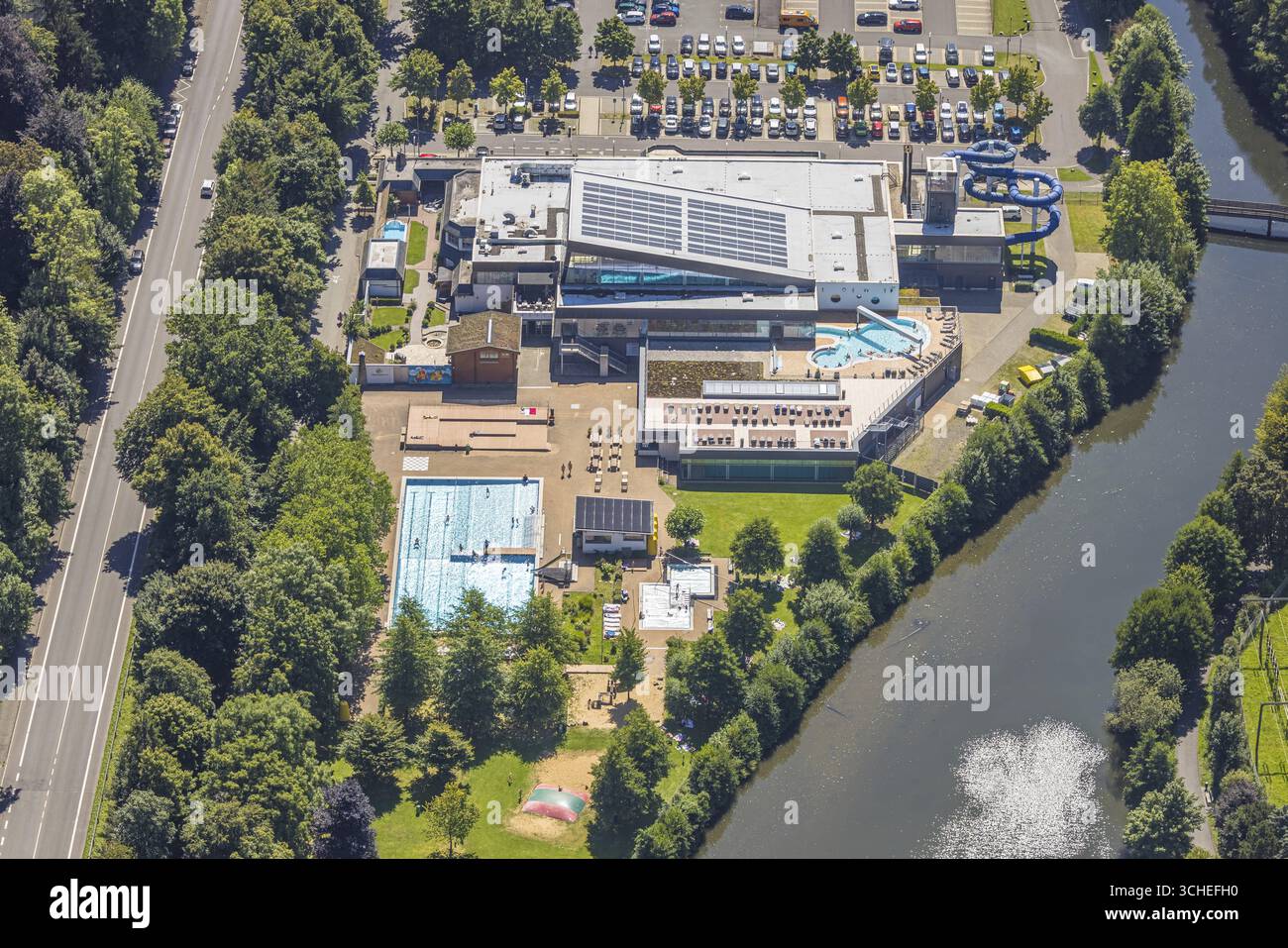 Luftansicht, Olpe Freizeitpool, Außen- und Innenpool mit Liegestühlen und Wasserrutsche, Olpe Stadt, Olpe, Sauerland, Nordrhein-Westfalen Stockfoto