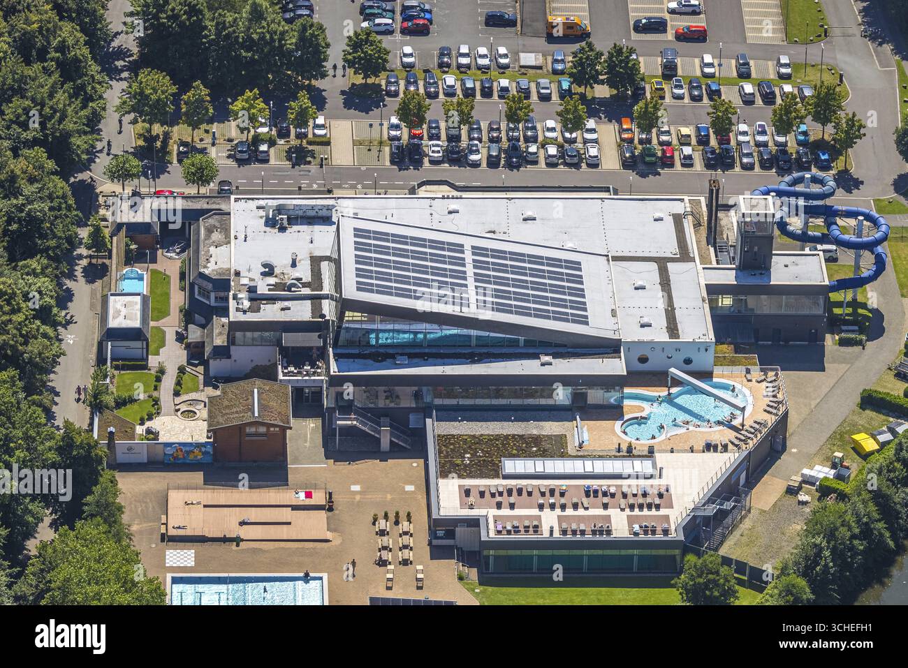 Luftansicht, Olpe Freizeitpool, Außen- und Innenpool mit Liegestühlen und Wasserrutsche, Olpe Stadt, Olpe, Sauerland, Nordrhein-Westfalen Stockfoto