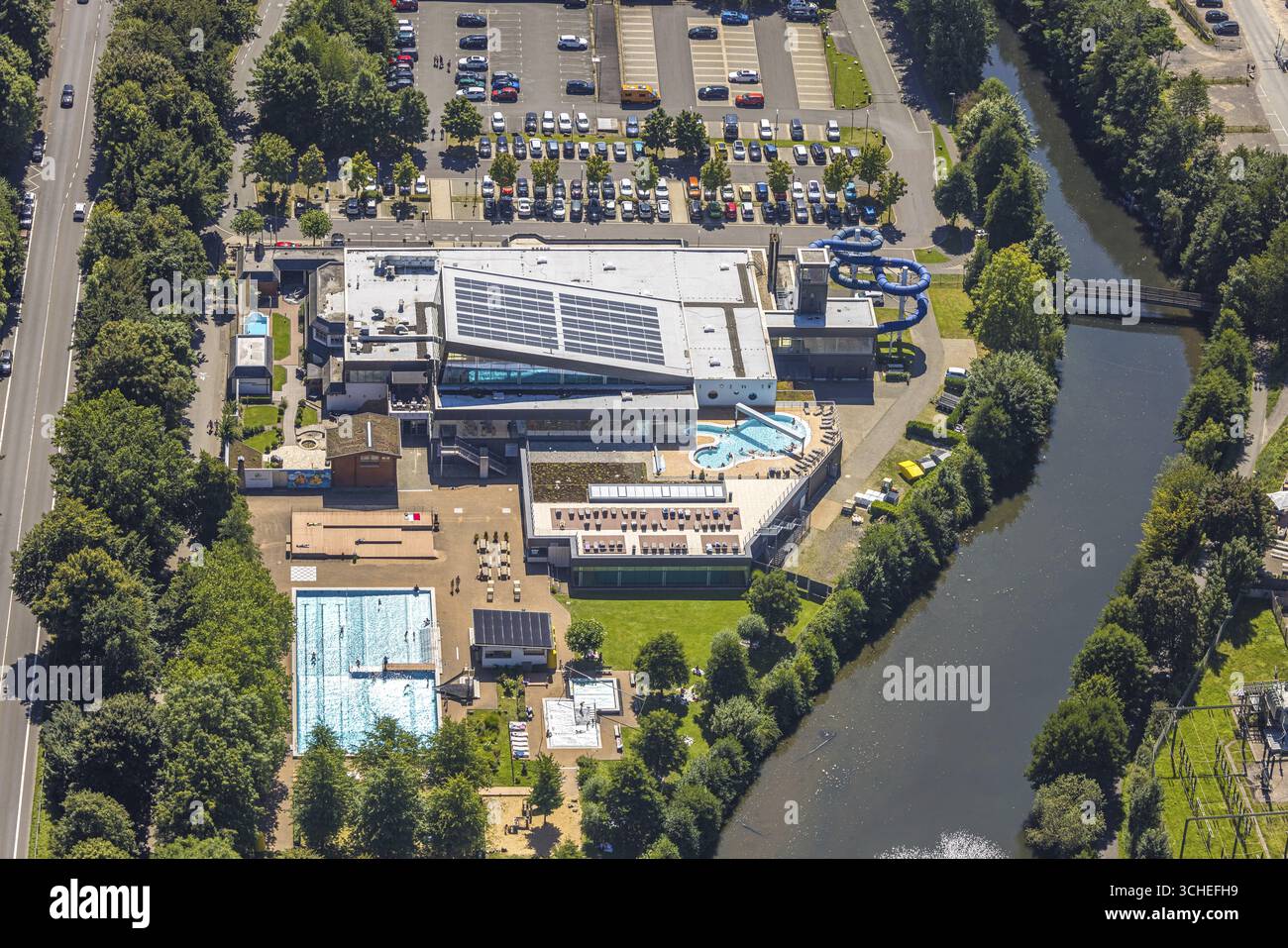 Luftansicht, Olpe Freizeitpool, Außen- und Innenpool mit Liegestühlen und Wasserrutsche, Olpe Stadt, Olpe, Sauerland, Nordrhein-Westfalen Stockfoto