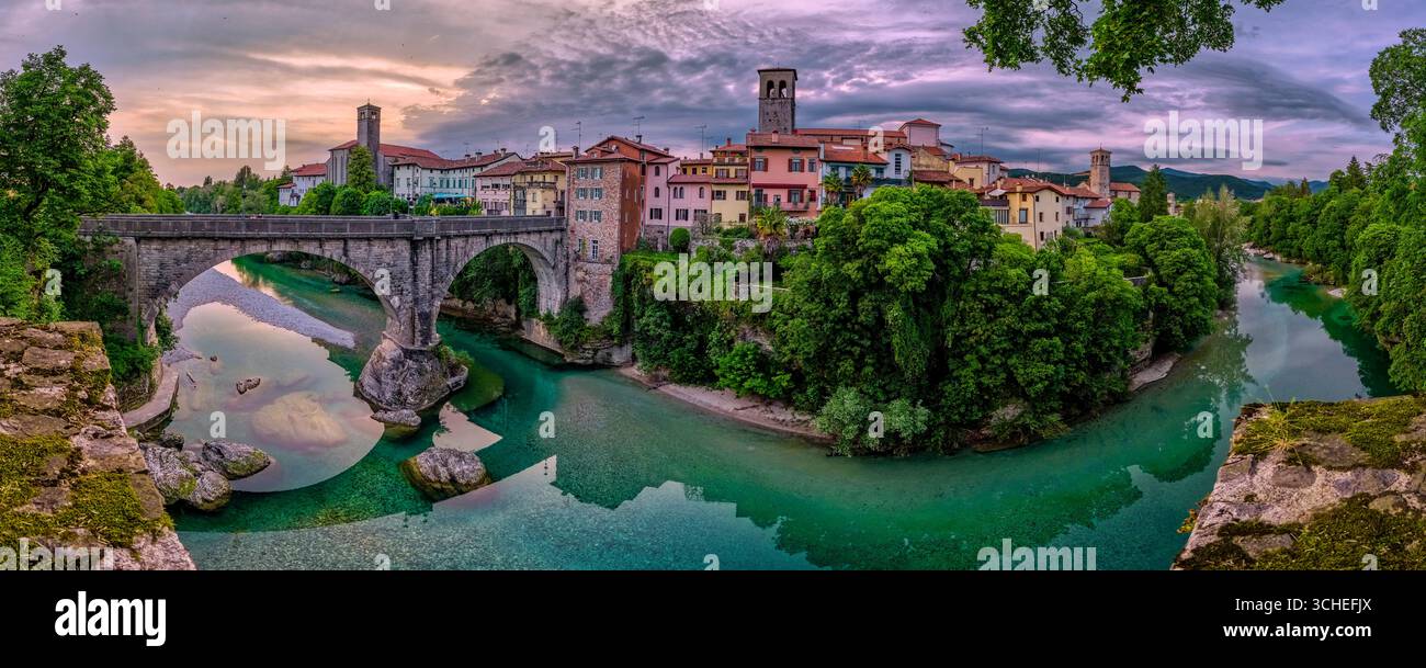Panoramablick auf die mittelalterliche Stadt Cividale del Friuli mit der Brücke Ponte del Diavolo über den Fluss Natisone, Teil der UNESCO-Welt Stockfoto