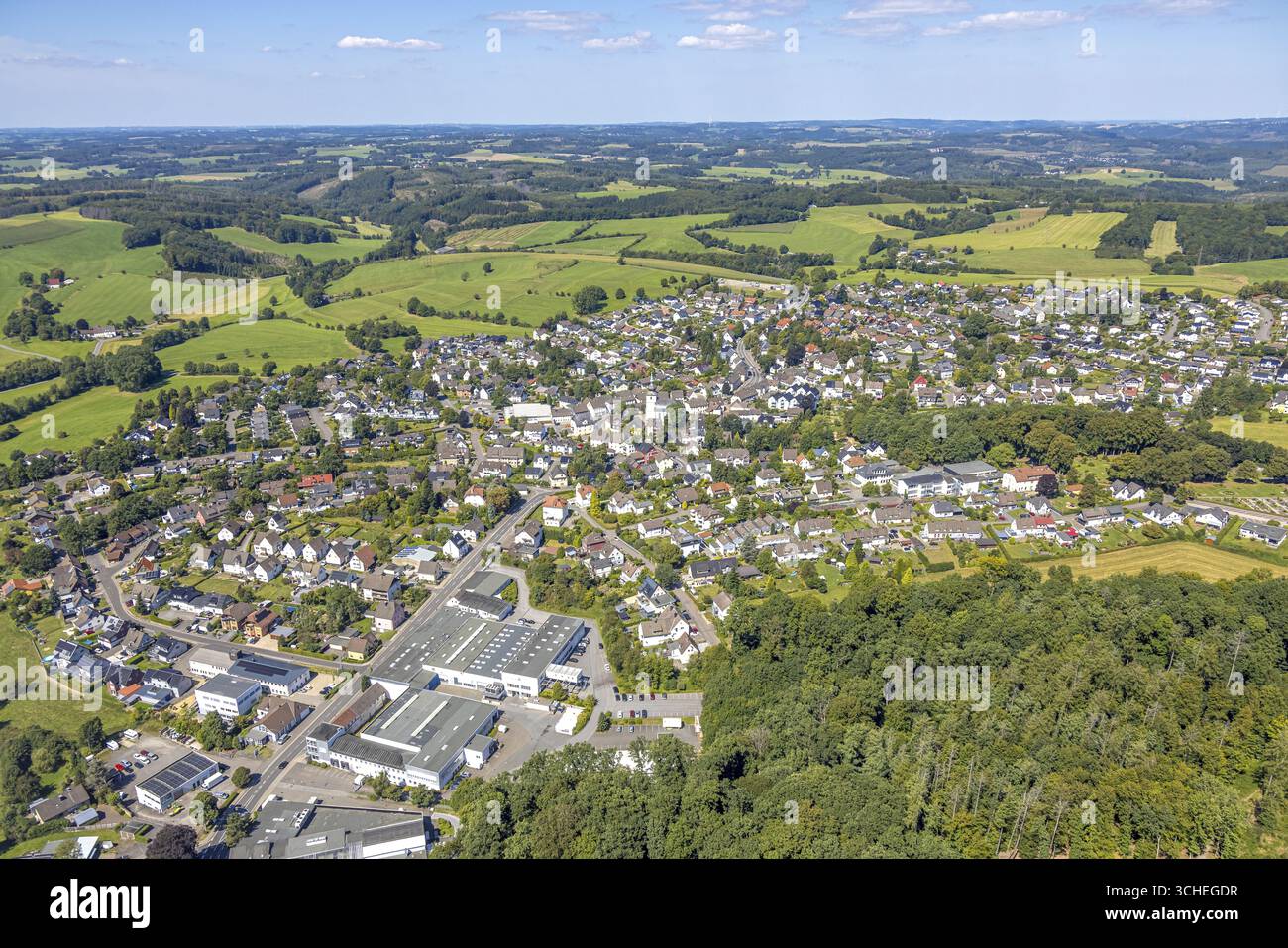 Luftaufnahme, Wohngebiet, Ortsansicht Kierspe-Dorf, hügelige Landschaft mit Fernsicht, unterhalb der Walter Potthoff GmbH - Mitglied der Plastiflex Gruppe, Ki Stockfoto