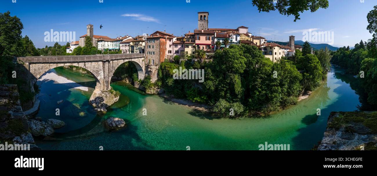 Panoramablick auf die mittelalterliche Stadt Cividale del Friuli mit der Brücke Ponte del Diavolo über den Fluss Natisone, Teil der UNESCO-Welt Stockfoto