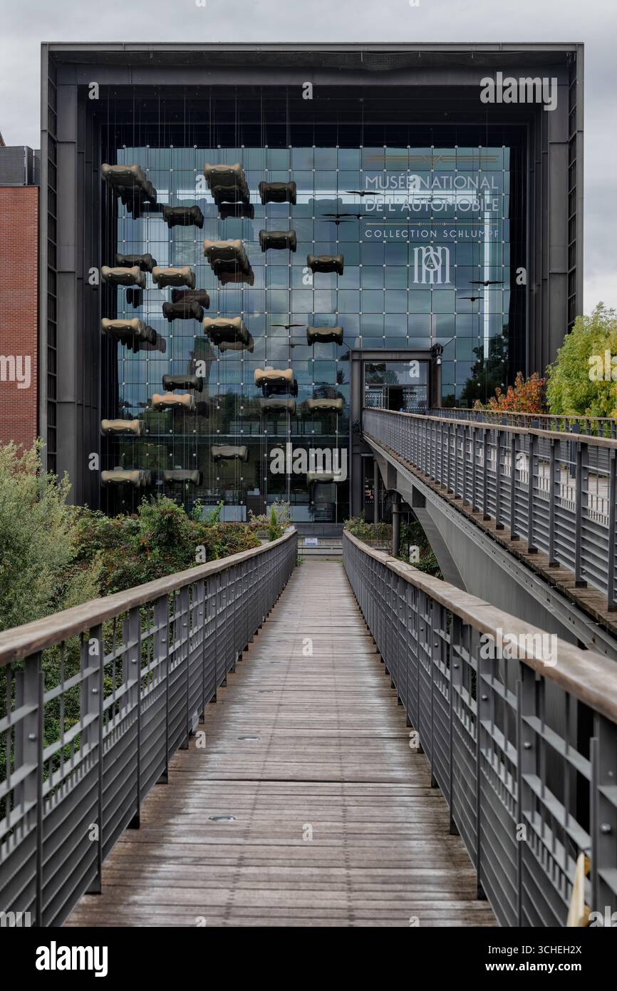 Mulhouse, Elsass, Frankreich - 1. Oktober 2024: Das nationale Automobilmuseum (Musee National de l’Automobile, Sammlung Schlumpf) ist außen Stockfoto