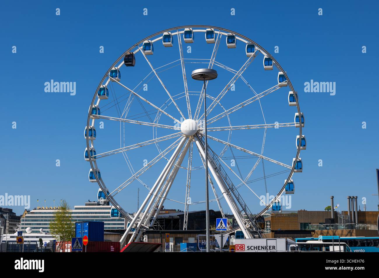 Helsinki, Finnland - 16. Mai 2025: SkyWheel Helsinki, Riesenrad 40 Meter (131 Fuß) hoch, eine der Gondelkabinen ist die SkySauna, die Welt Stockfoto