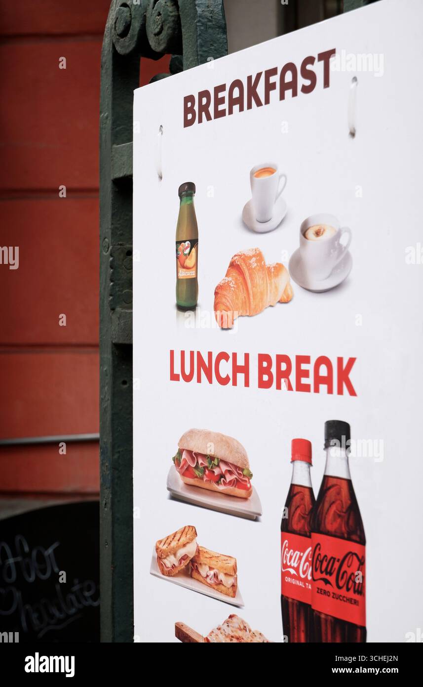 Illustrierte Frühstücks- und Mittagsmenüs vor einem Barrestaurant Stockfoto