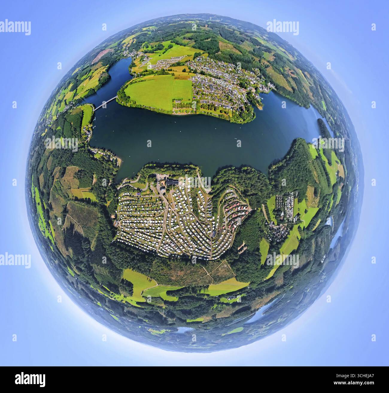 Listertalsperre und Campingpltze, Camping gut Kalberschnacke, Campingplatz  Seeblick und Feriendorf Listersee, Hunswinkel, Meinerzhagen, Saue  Stockfotografie - Alamy