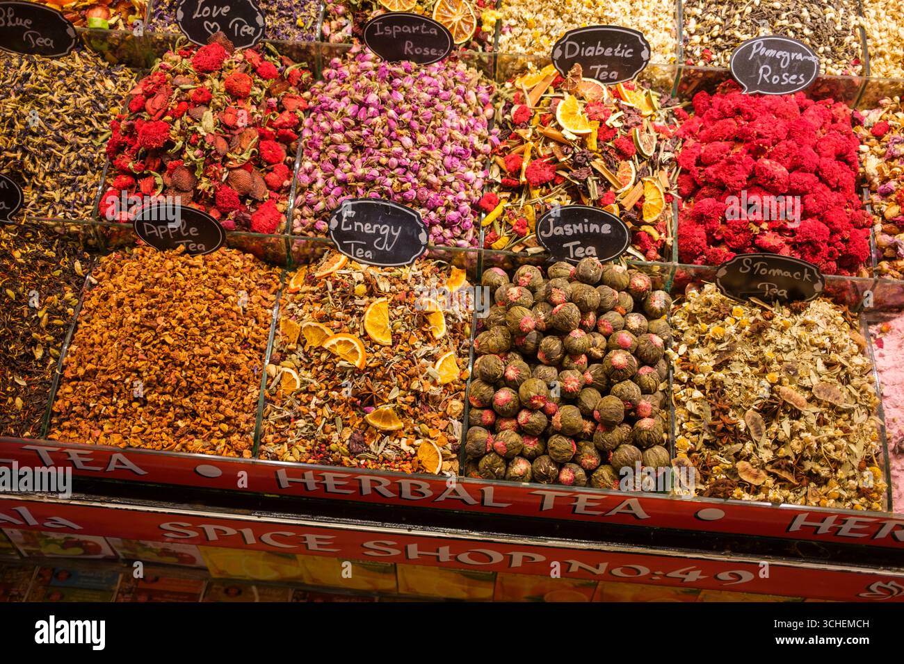 Türkei: Verschiedene Teeaufgüsse zum Verkauf im Gewürzbasar (Misir Carsisi oder ägyptischer Basar), Eminonu Viertel, Fateh Viertel, Istanbul. Der Ägyptische Basar wurde von Koca Kasim Aga entworfen und 1664 erbaut. Sie ist Teil des Yeni Camii oder der Neuen Moschee. Stockfoto