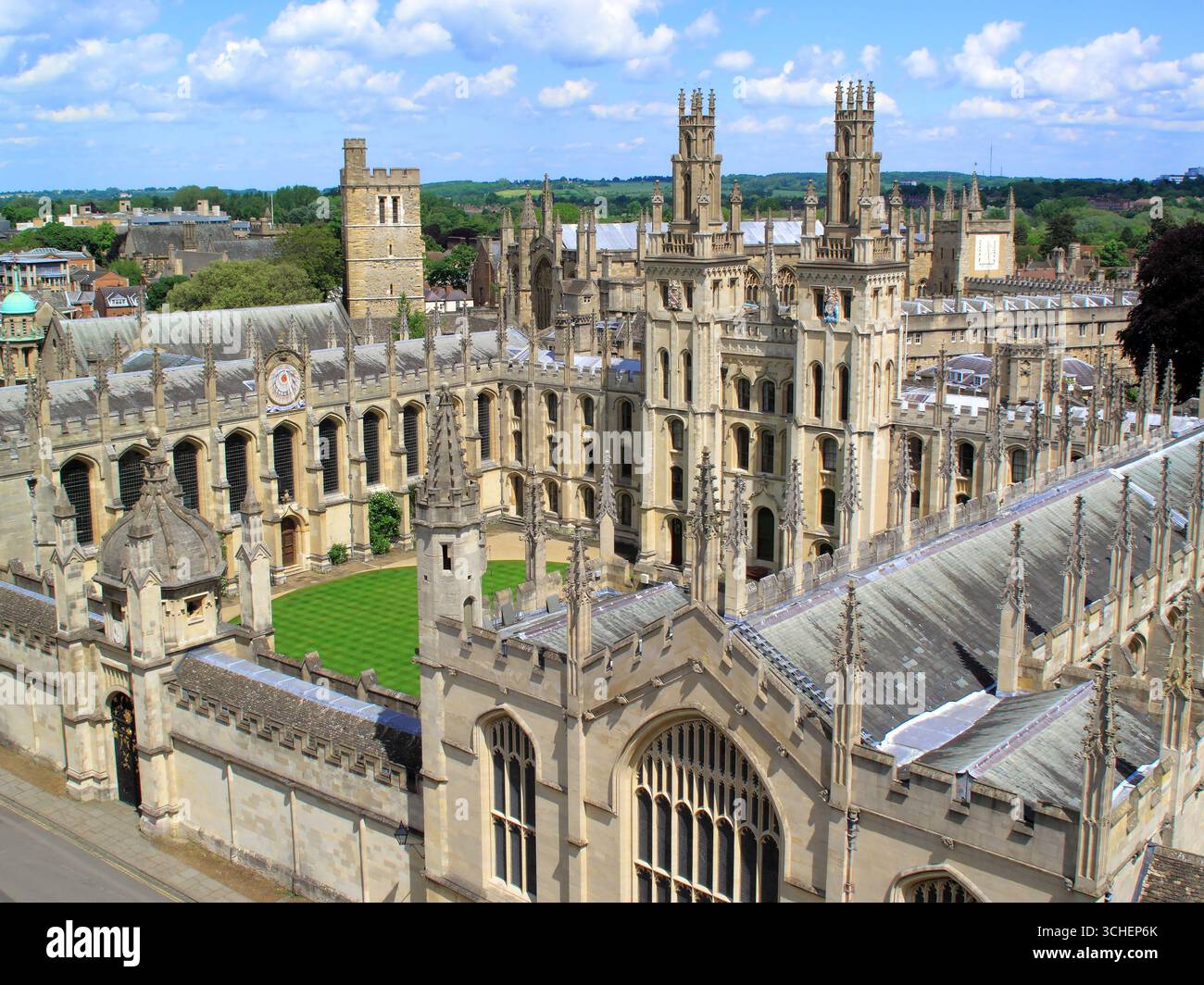 Das All Souls College der Oxford University in Oxfordshire, England, Großbritannien, ist eine akademische Forschungseinrichtung aus dem 15. Jahrhundert, englisches Reiseziel Stockfoto
