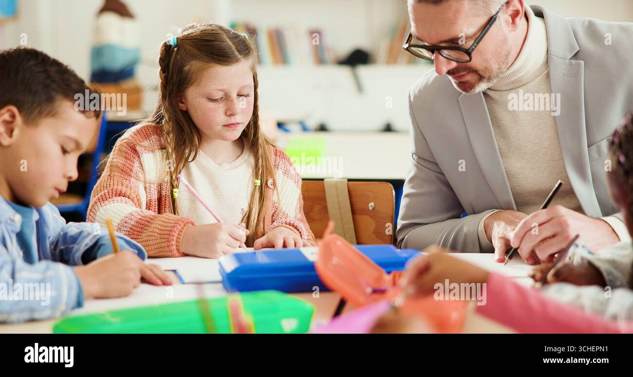 Unterricht, Lehrer und Schreiben mit Kindern, Bildung oder Unterstützung von Schülern bei Aufgaben in der Grundschule. Lernen, Kinder und Mann mit Lehrplan für Stockfoto