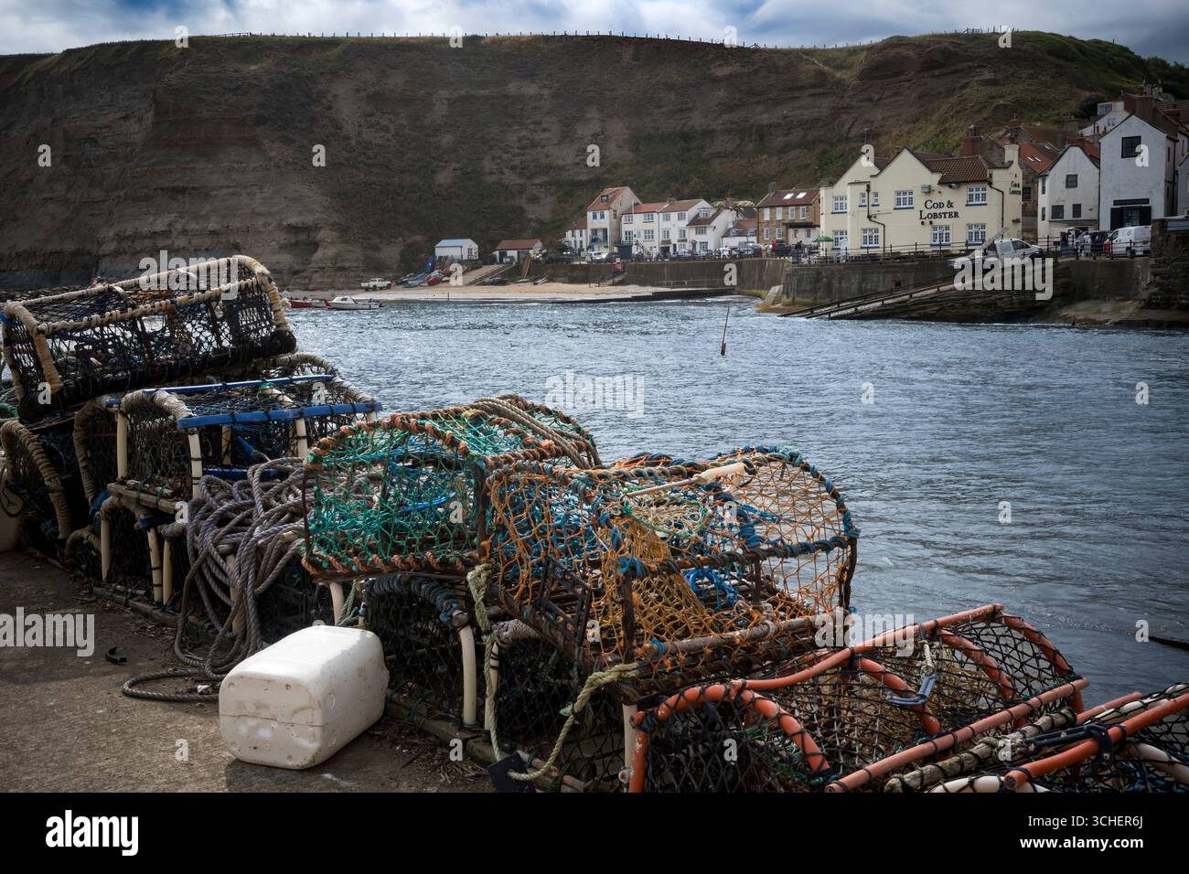 Blick über den Hafen von Staithes in Yorkshire Stockfoto