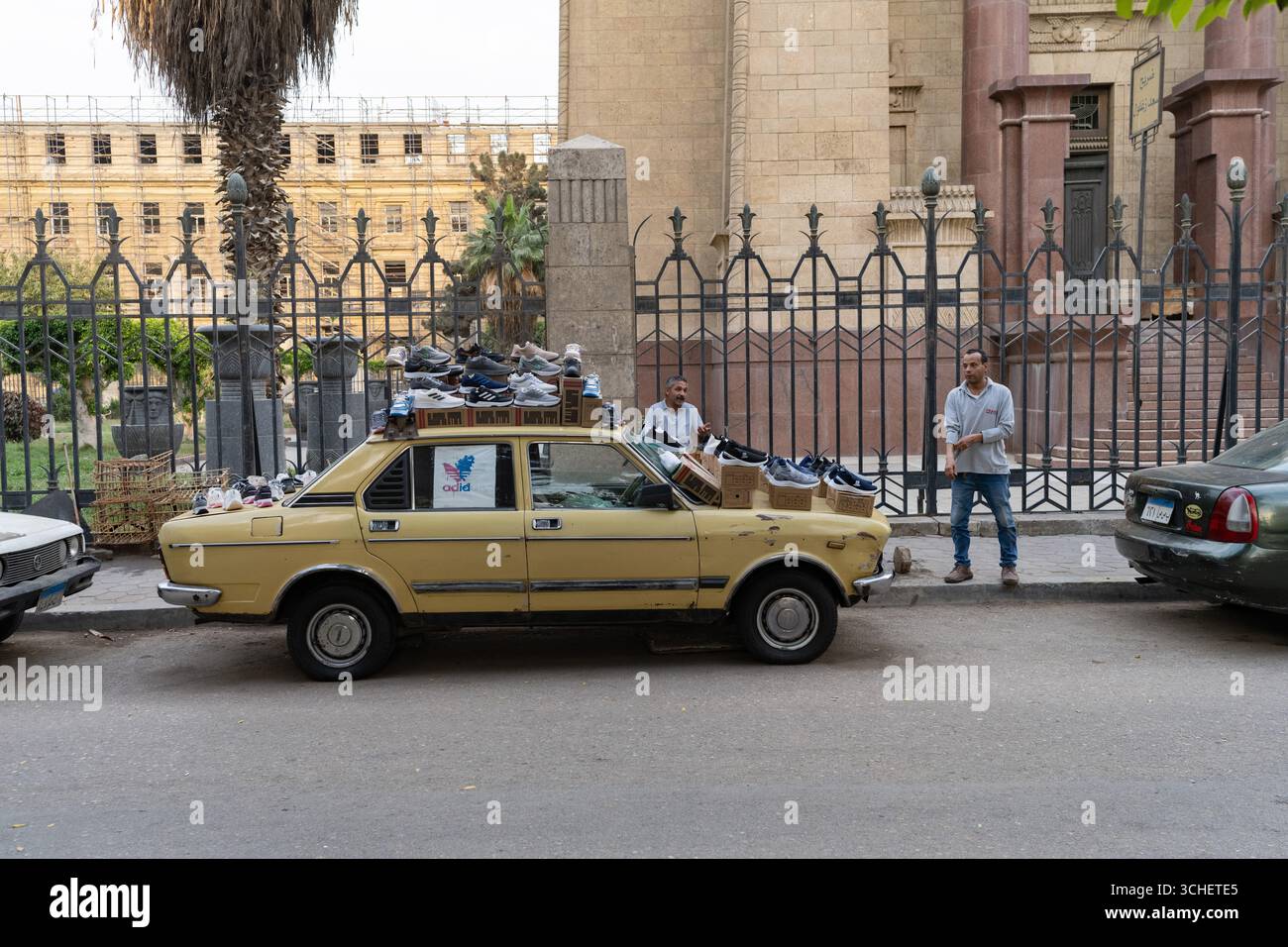 Kairo, Ägypten. April 2025. Ein ägyptischer Straßenverkäufer, der ein Auto benutzt, um Schuhe vor dem Mausoleum von Saad Zaghloul in der Innenstadt von Kairo auszustellen und zu verkaufen. Stockfoto
