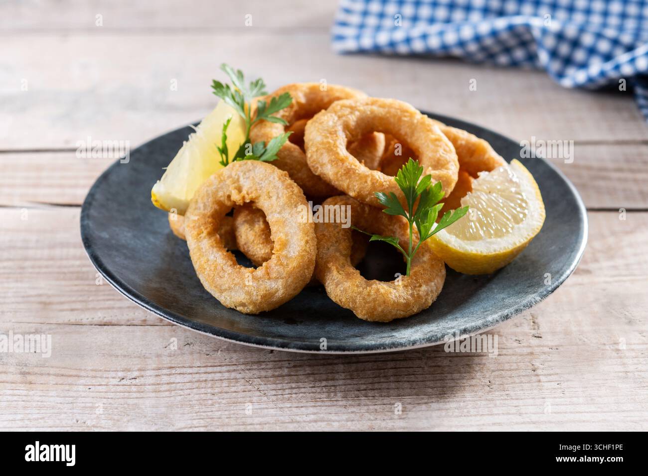 Nahaufnahme von knusprigen Calamari-Ringen, serviert auf Holztisch Stockfoto