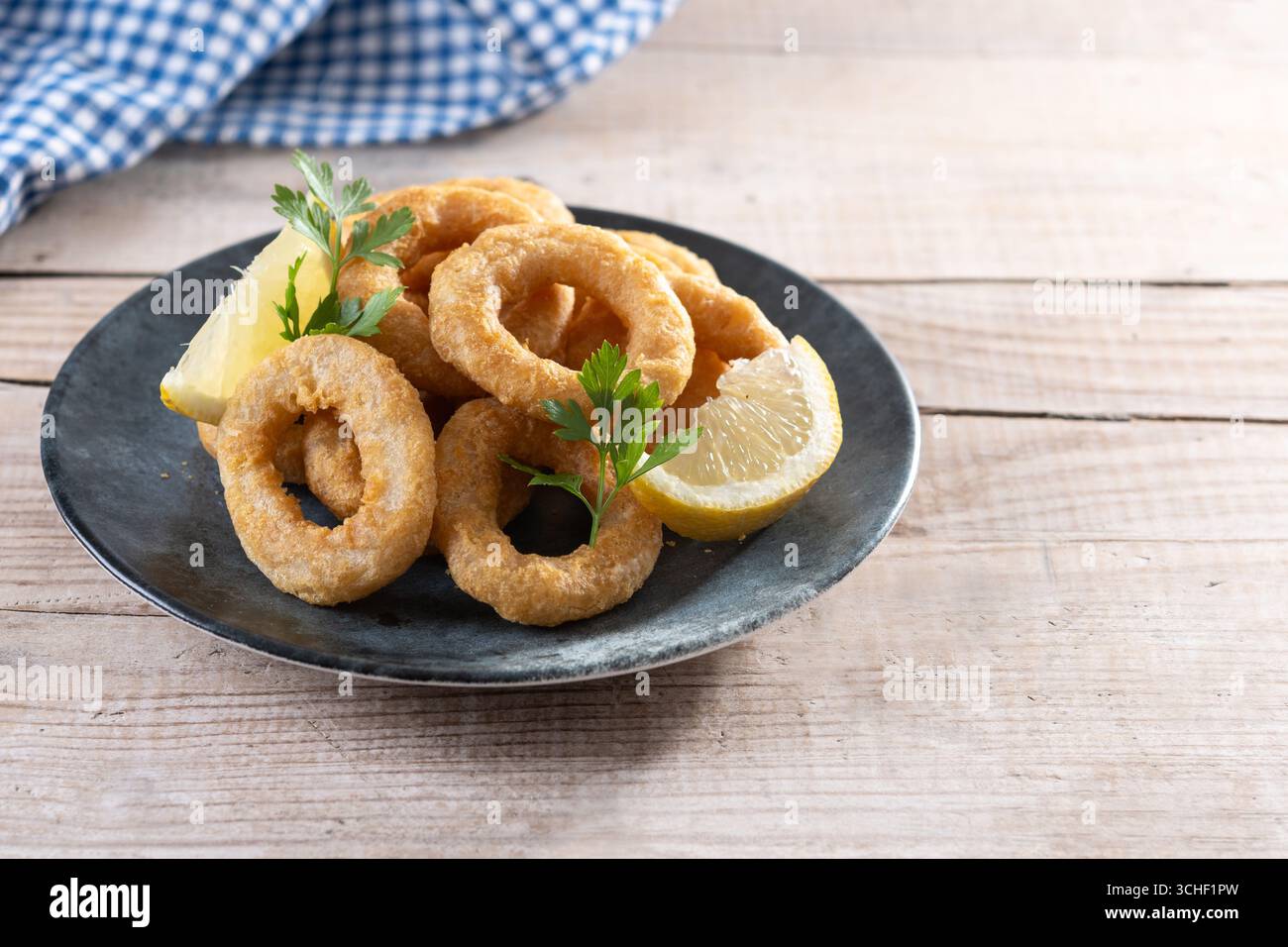 Nahaufnahme von knusprigen Calamari-Ringen, serviert auf Holztisch Stockfoto
