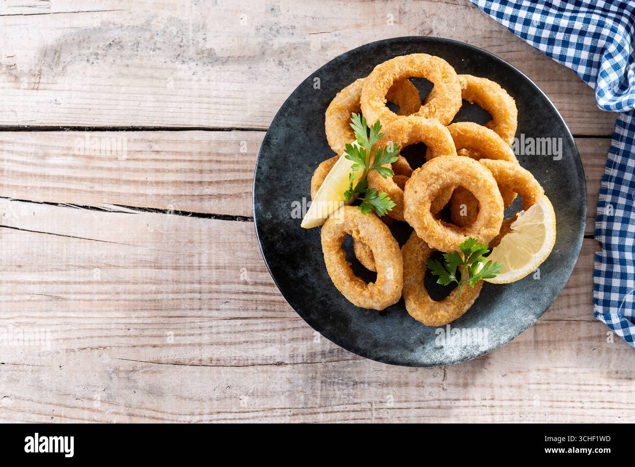 Nahaufnahme von knusprigen Calamari-Ringen, serviert auf Holztisch Stockfoto