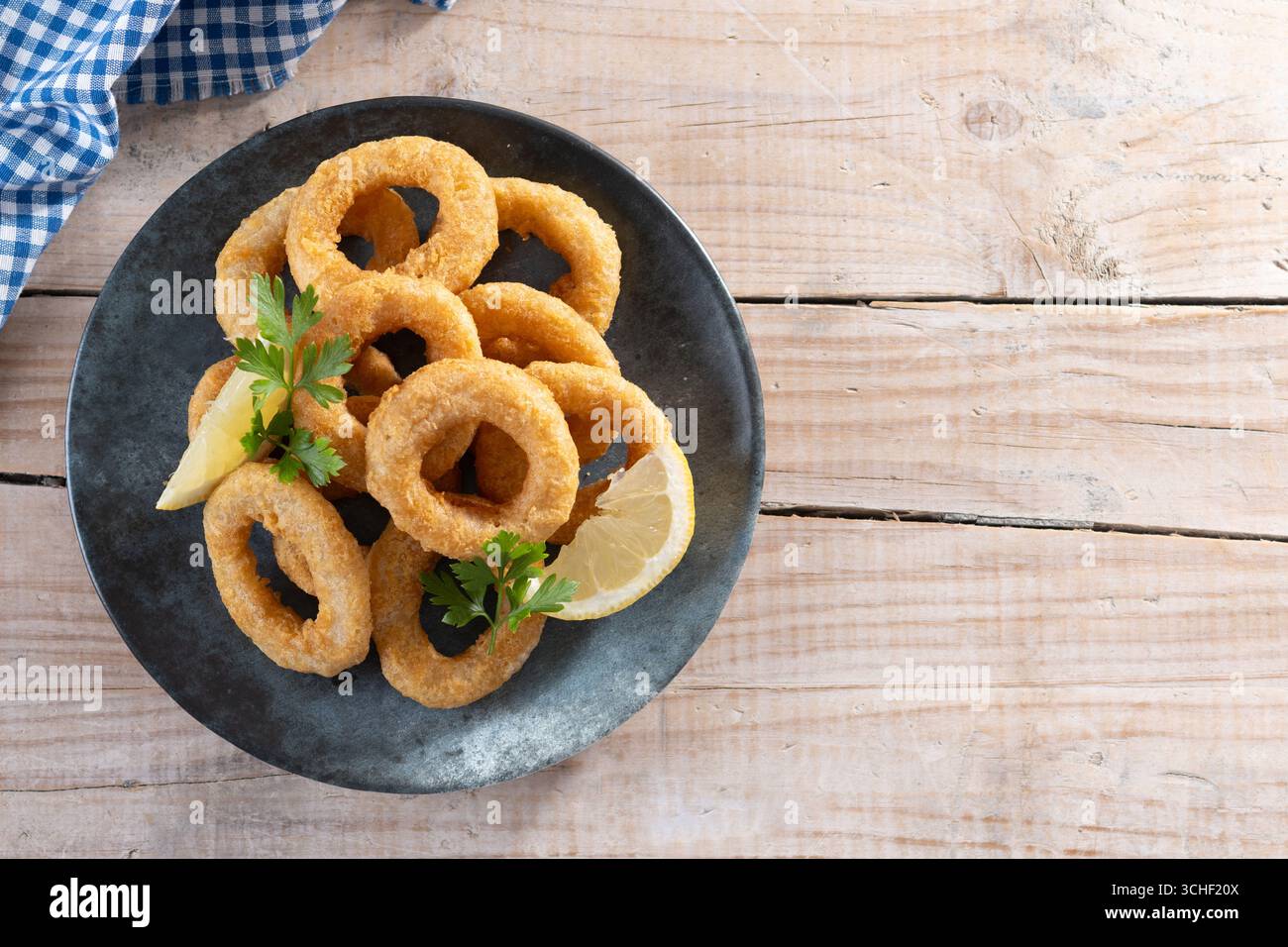 Nahaufnahme von knusprigen Calamari-Ringen, serviert auf Holztisch Stockfoto
