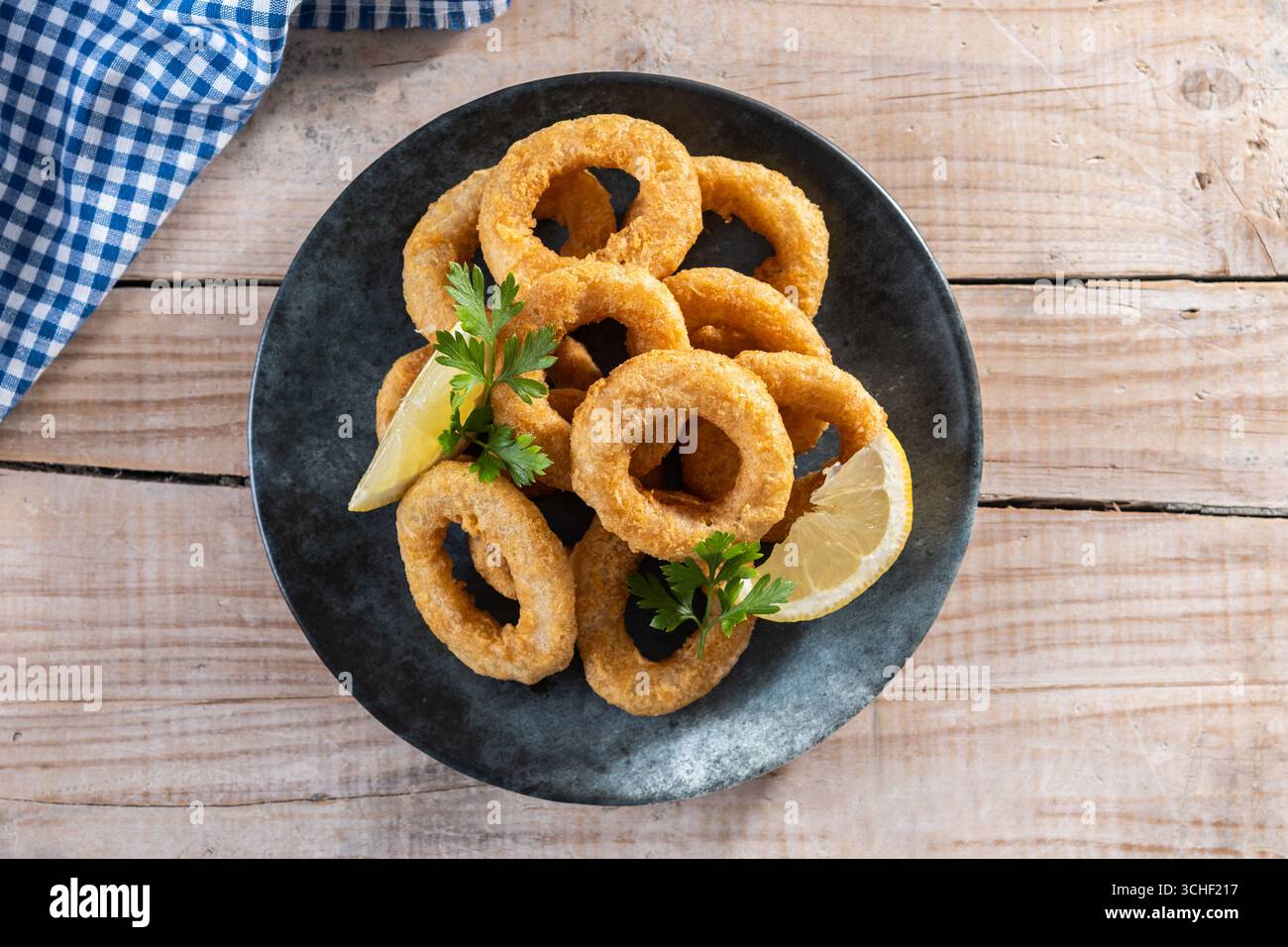 Nahaufnahme von knusprigen Calamari-Ringen, serviert auf Holztisch Stockfoto