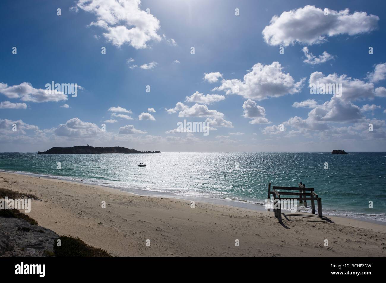 Überreste des alten Stegs in der Hamelin Bay und Blick in Richtung Hamelin Island, Leeuwin-Naturaliste National Park, Margaret River Region, Western Australia Stockfoto