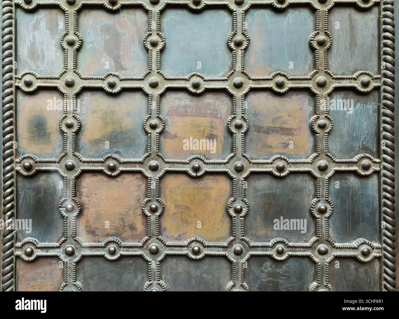 Alte Bronzetore mit Verzierung, Nieten und Gitter. Hintergrund. Stockfoto