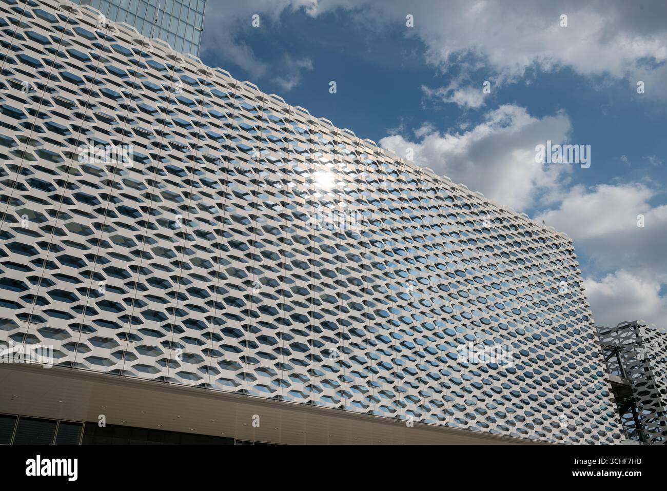 Baudetails modularer expandierter Metallfassaden, architektonischer Innovation und modernem Design. Einzigartige Strukturen, die urbane Räume mit einem neu definieren Stockfoto