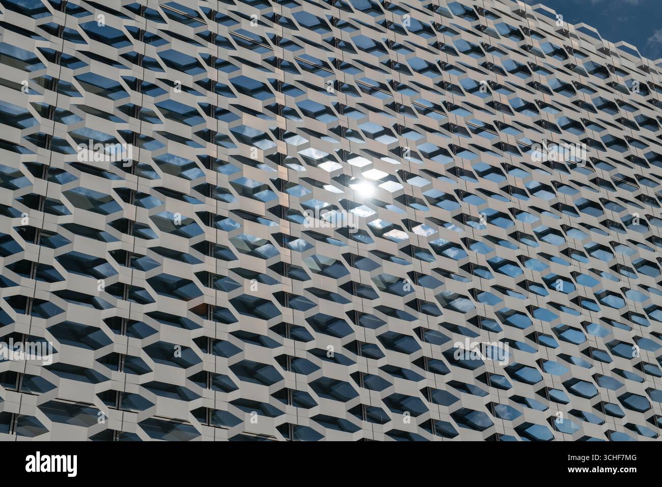 Baudetails modularer expandierter Metallfassaden, architektonischer Innovation und modernem Design. Einzigartige Strukturen, die urbane Räume mit einem neu definieren Stockfoto
