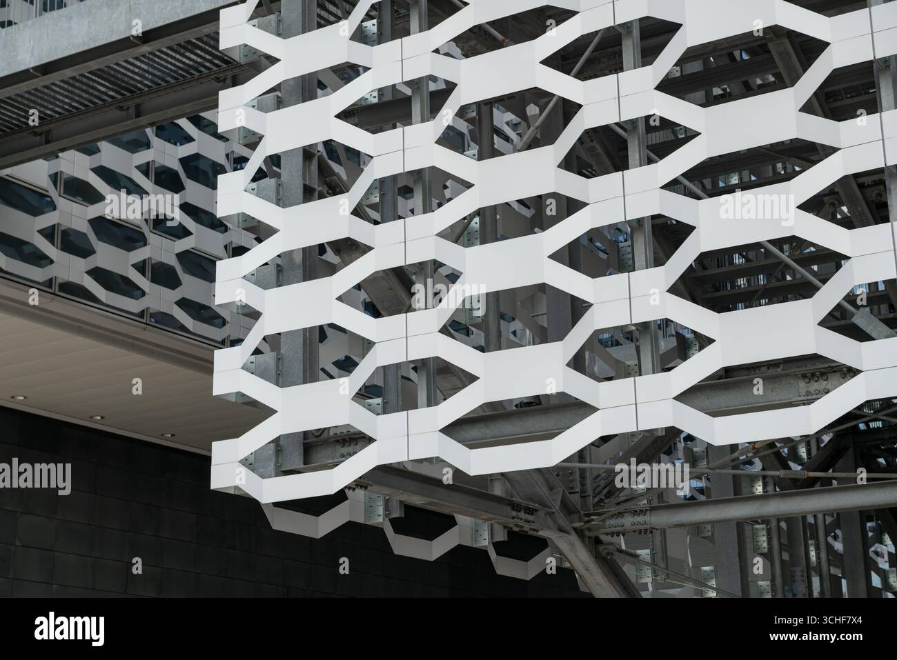 Baudetails modularer expandierter Metallfassaden, architektonischer Innovation und modernem Design. Einzigartige Strukturen, die urbane Räume mit einem neu definieren Stockfoto