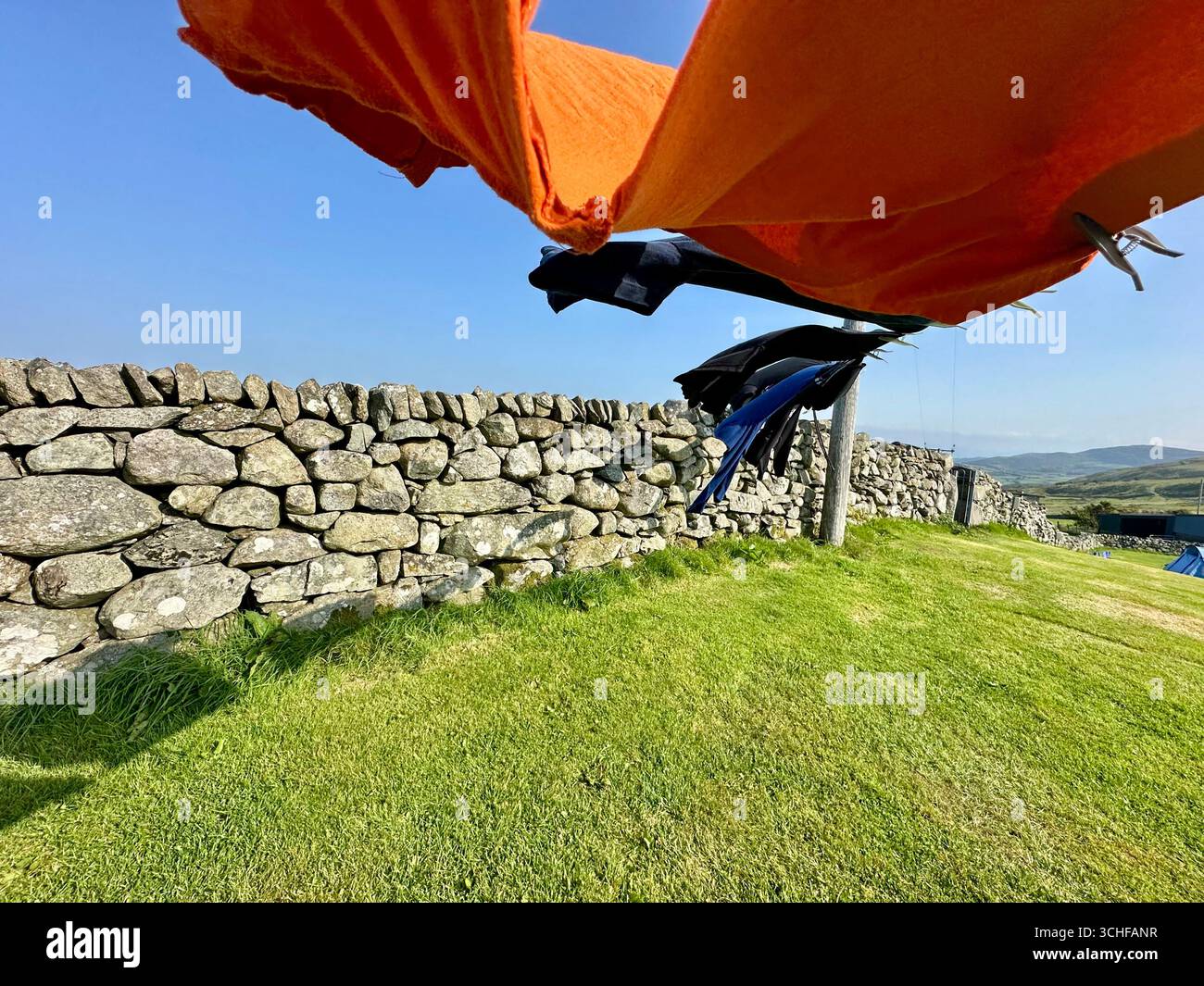 Wäsche auf einer Wäscheleine, die sich im Wind bewegt Stockfoto