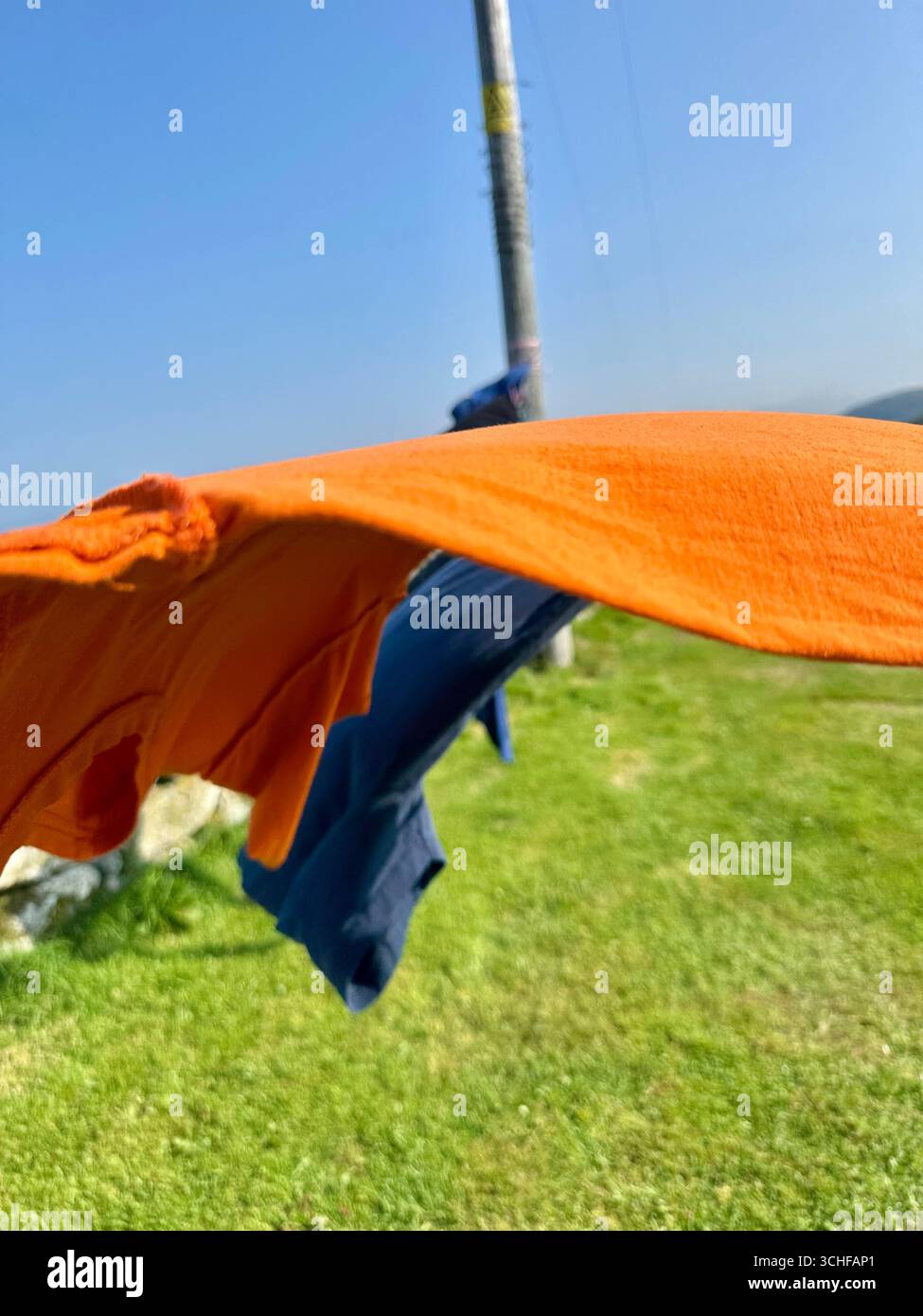 Wäsche auf einer Wäscheleine, die sich im Wind bewegt Stockfoto