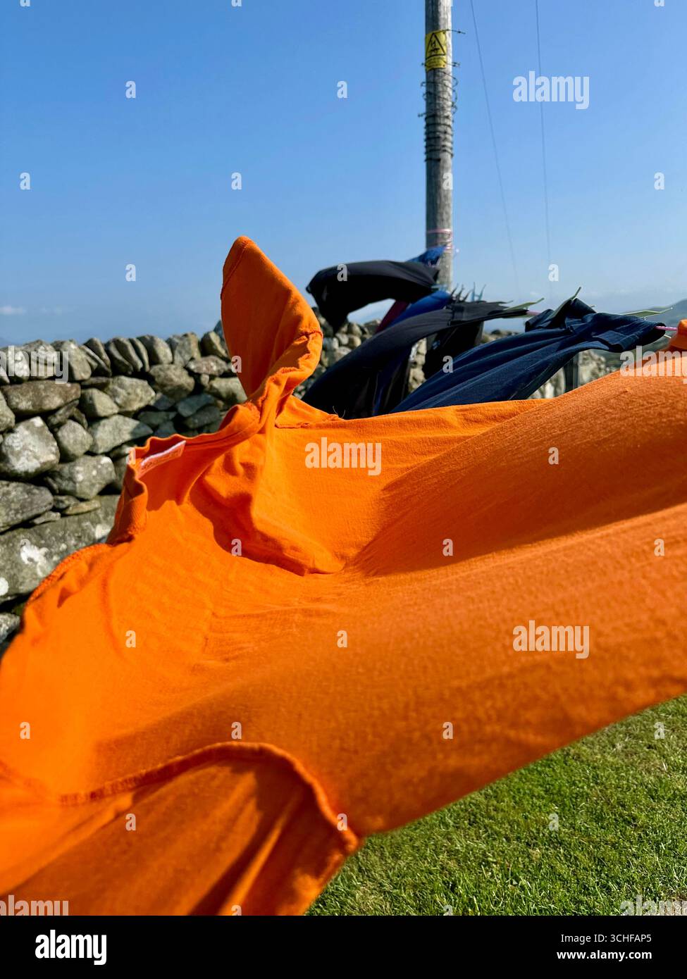 Wäsche auf einer Wäscheleine, die sich im Wind bewegt Stockfoto