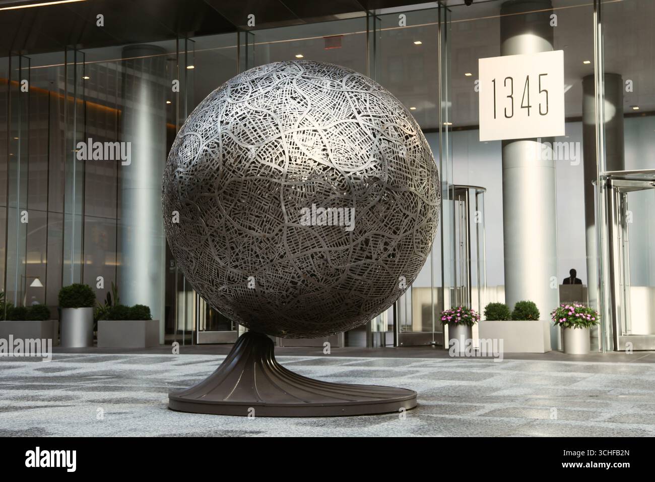Skulptur, die als „Urban Light“ Globus bekannt ist und von dem Künstler Julian Voss-Andreae geschaffen wurde Stockfoto