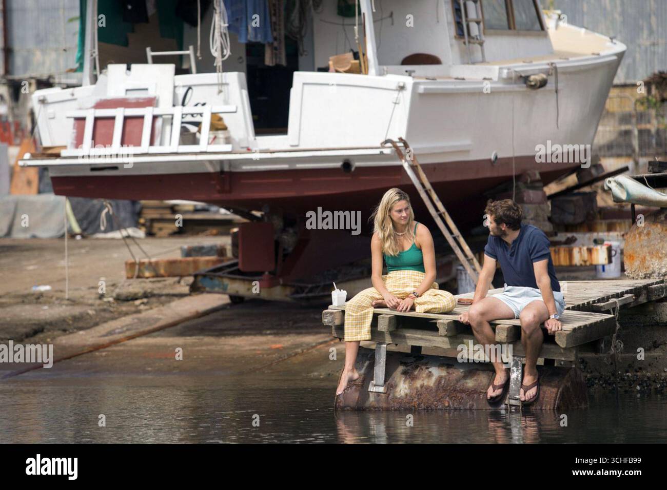 Adrift ist ein 2018 von Baltasar Kormákur produzierter und inszenierter Überlebensfilm von David Branson Smith, Aaron Kandell und Jordan Kandell. Der Film basiert auf dem 2002 erschienenen Buch Red Sky in Mourning von Tami Oldham Ashcraft, einer wahren Geschichte, die während der Ereignisse von Hurrikan Raymond im Jahr 1983 spielt. Shailene Woodley und Sam Claflin sind ein Paar, das nach einem Hurrikan mitten im Pazifik herumfliegt und nach Hawaii kommen muss. Stockfoto