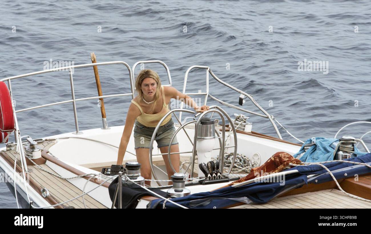 Adrift ist ein 2018 von Baltasar Kormákur produzierter und inszenierter Überlebensfilm von David Branson Smith, Aaron Kandell und Jordan Kandell. Der Film basiert auf dem 2002 erschienenen Buch Red Sky in Mourning von Tami Oldham Ashcraft, einer wahren Geschichte, die während der Ereignisse von Hurrikan Raymond im Jahr 1983 spielt. Shailene Woodley und Sam Claflin sind ein Paar, das nach einem Hurrikan mitten im Pazifik herumfliegt und nach Hawaii kommen muss. Stockfoto